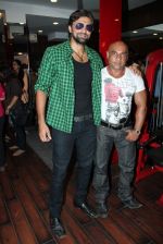 Chetan Hansraj with the cast of Shootout At Wadala at the launch of gym calles Red Gym in khar on 1st May 2012 (30).JPG